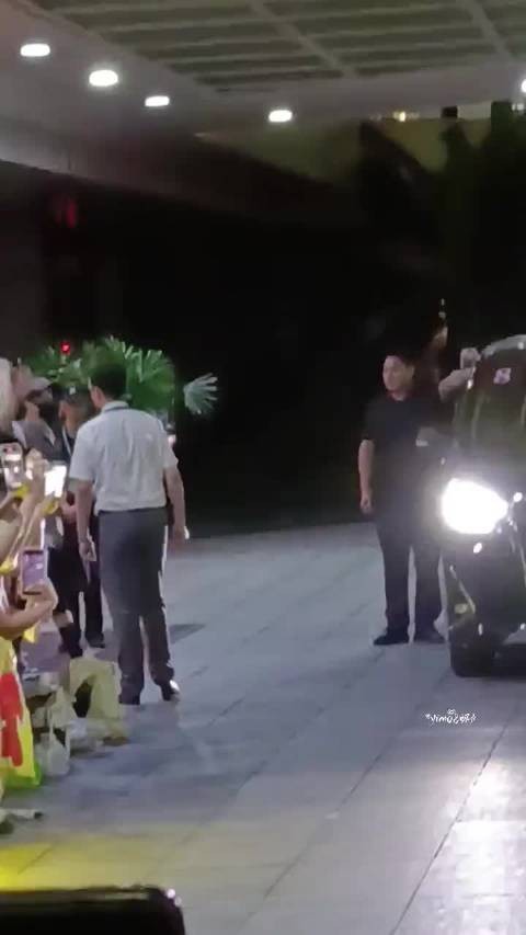 刷到小炭火接机激动的话都说不出来了，一个动作回应檀健次值得双向奔赴