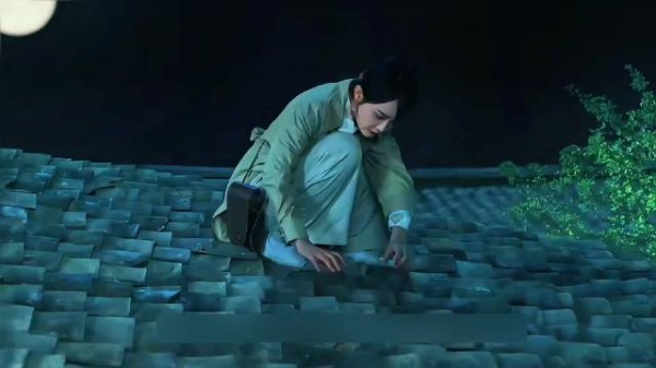 女孩半夜偷偷爬上屋顶查案，竟看到有人用纸伞还原凶案现场