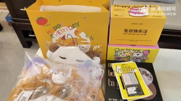 切蛋糕，吹蜡烛，一起开启小厚哥的美好新岁 再次祝HOYA选手生日快乐！