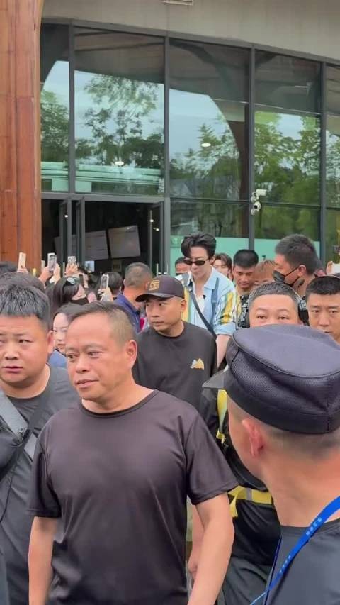 谁能想到网友在成都中传的时候去看大熊猫