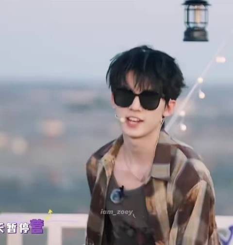 左航扭头撞见苏新皓，舞台贴贴逗乐众人