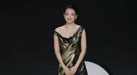 章子怡短发狼尾造型亮相，黑金长裙尽显行业含金量