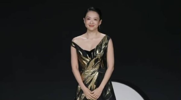 章子怡狼尾短发配黑金长裙，影后气场全开