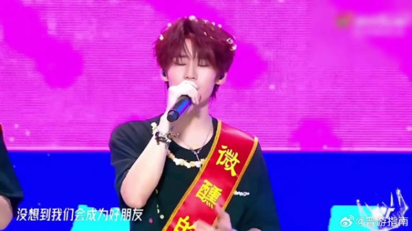 npc 剧情互动的时候，其他人都专注入戏，张真源默默开启赔笑模式