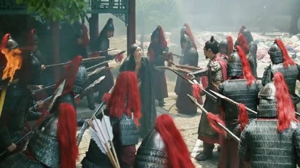 一个手无缚鸡之力的老妇人，为什么会吓得士兵们连连后退？