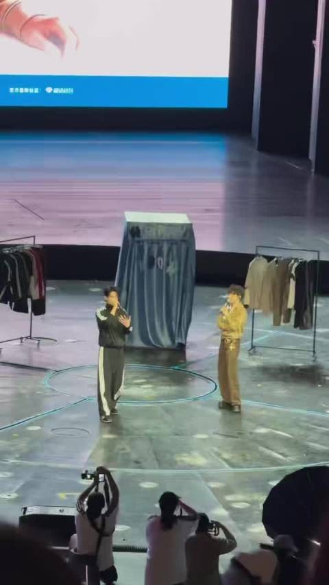 何与舞台随性换装，正反角度帅气逼人