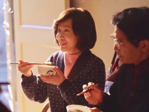 林栋哲买电锅孝敬黄玲和庄超英 黄玲看着孩子们都争相孝顺,心里十分幸福