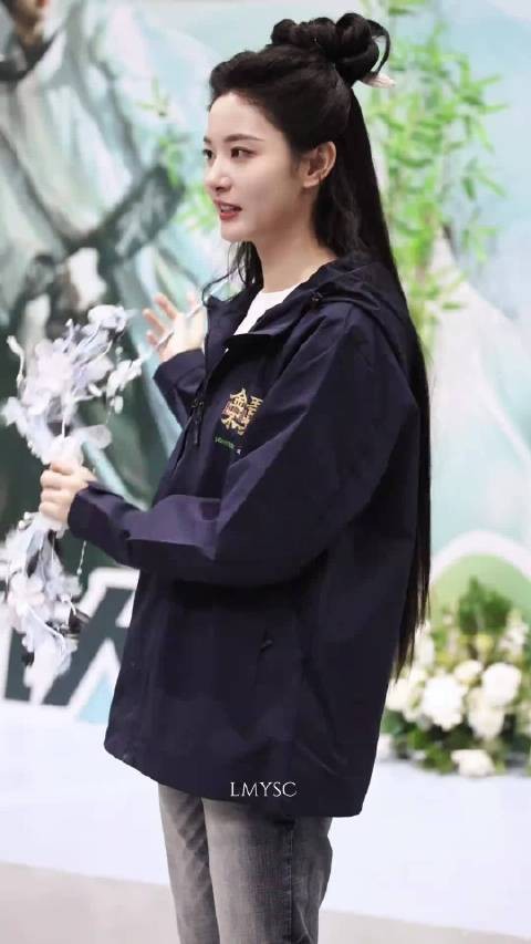 于正公司新艺人赵晴被赞古典现代兼具美人气质
