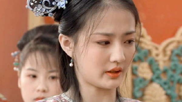 这才是真正少女演的少女,一颦一笑,一喜一嗔,都是满眼的青春,娇嫩欲滴