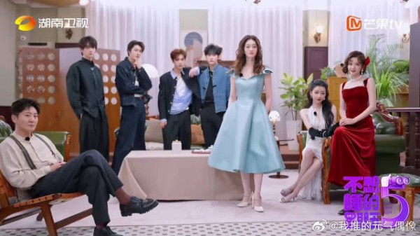 音乐一响回忆杀直接袭来,一群人嬉笑打闹的样子真的太有感染力