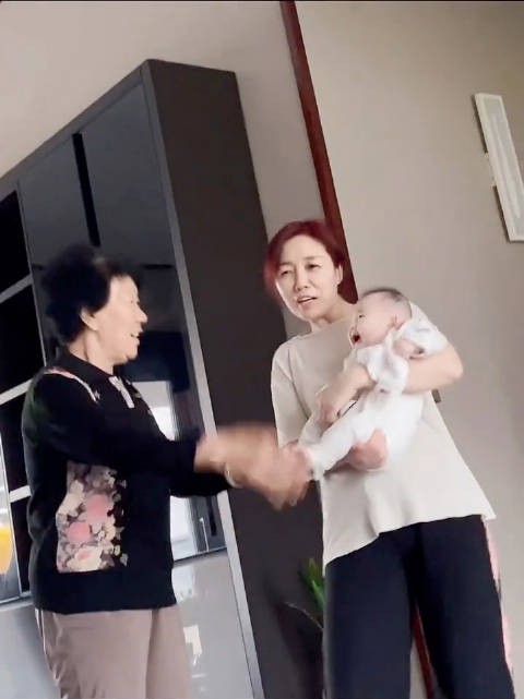四代同堂午后，博主镜头记录幸福瞬间