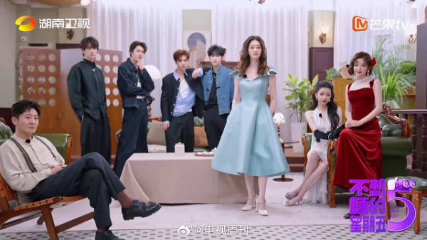 被这场复古夜晚狠狠打动，一群人相伴玩乐，氛围感真的无可替代