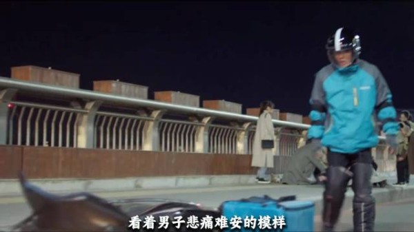男子连遭手机摔碎女友背叛，路边捡食掉地饭菜