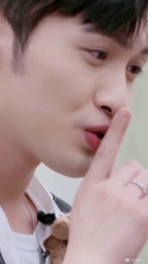 钢筋般的腿实锤,柔韧性这块直接输在游戏现场了