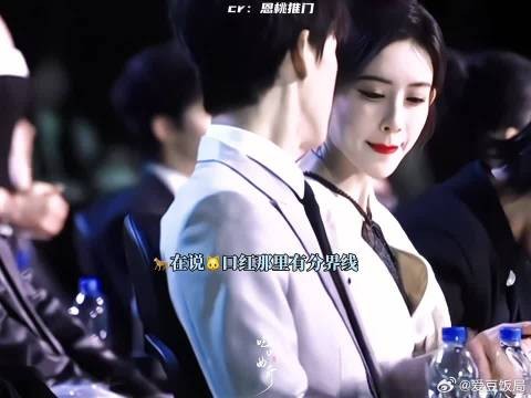 又帮仇人妆容check了