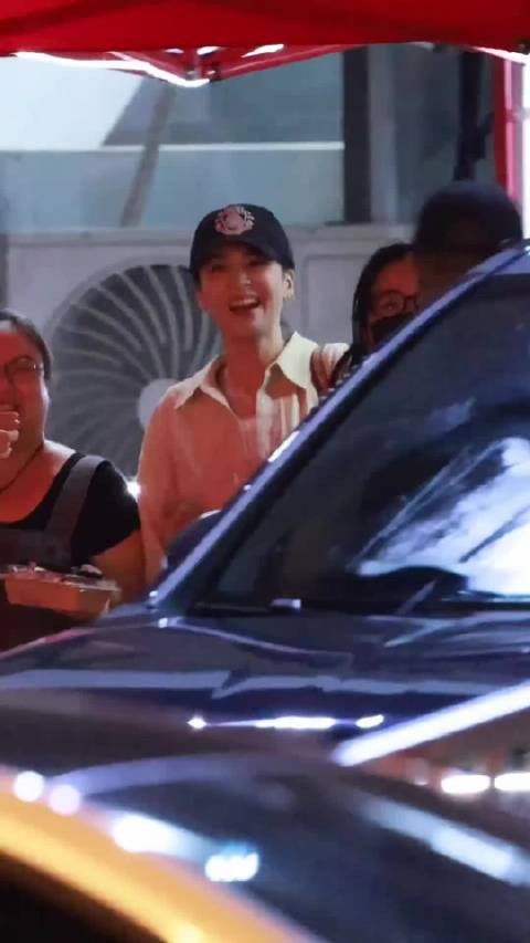 曾沛慈青春芒果夜彩排下班，和歌迷们热情的打招呼，状态特别好，期待舞台了！