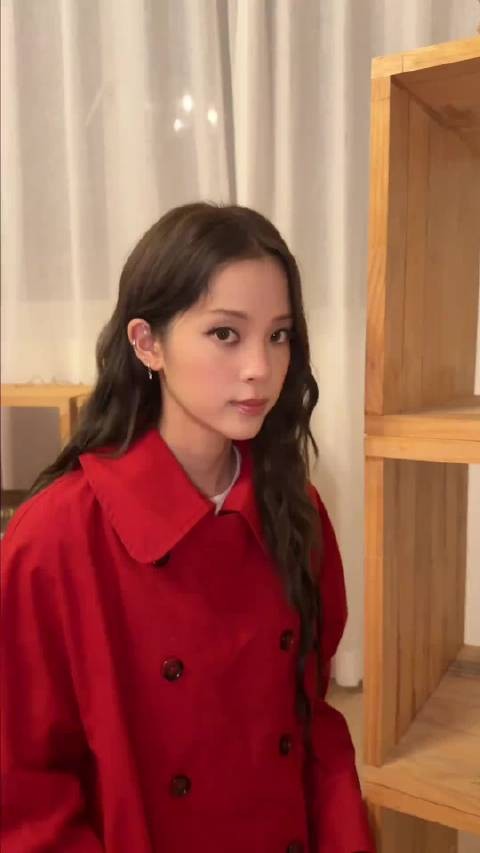 欧阳娜娜真的审美很高级，和李维嘉这样的抽象主持人一起，不知道会聊点什么呢