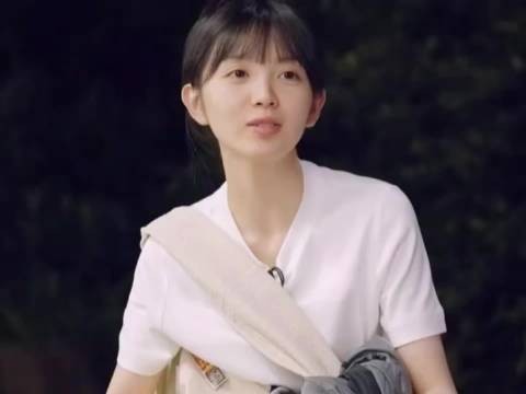 田曦薇晨起素颜原相机直出,洁面泡沫留真实居家感