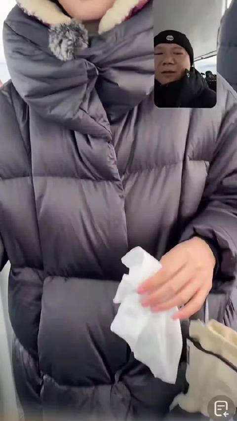 周冬雨录制《花儿与少年》被鸟屎砸中，不停擦