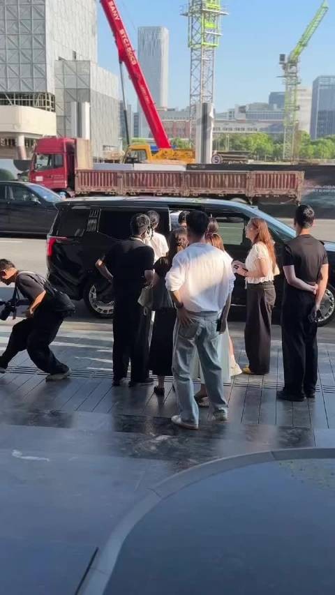 刷到黄晓明帅是帅就是偶像包袱挺重