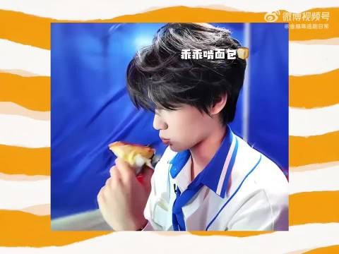 张真源吃晕碳,密室大逃脱录制间隙干饭困倒