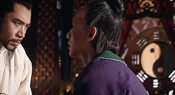 在大明王朝1566里，杨金水是怎么坚持住装疯的呢？