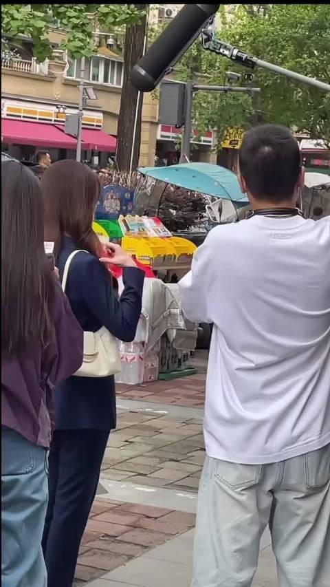 毛晓彤成都拍戏路透,38岁这个状态真不错,一身西装干练又漂亮!