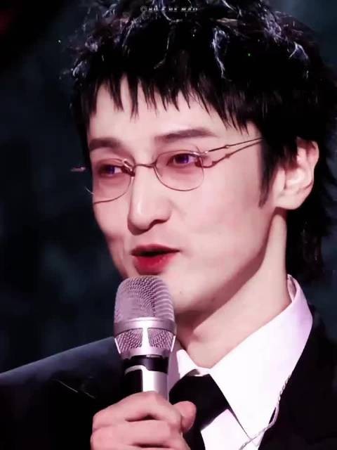 安安草原荡秋千上班，葫芦娃帮忙举品