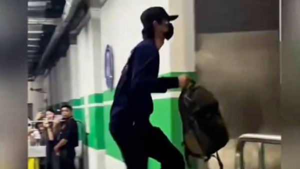 王一博到上海啦！好薄好瘦啊！戴着口罩都知道是个大帅哥，好想王一博啊！