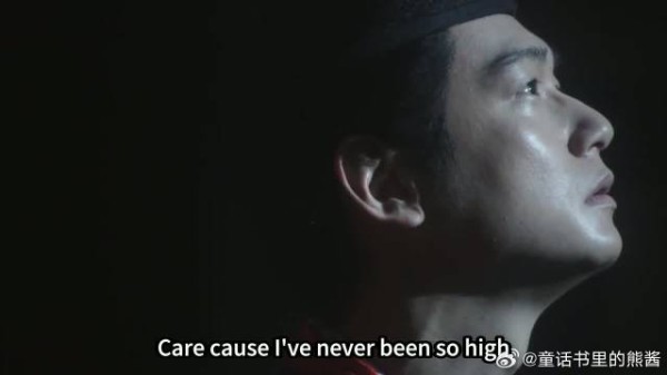 红毯甜度超标！她一笑像偷了星星他搂肩姿势比偶像剧还会！ 这CP我先磕为敬