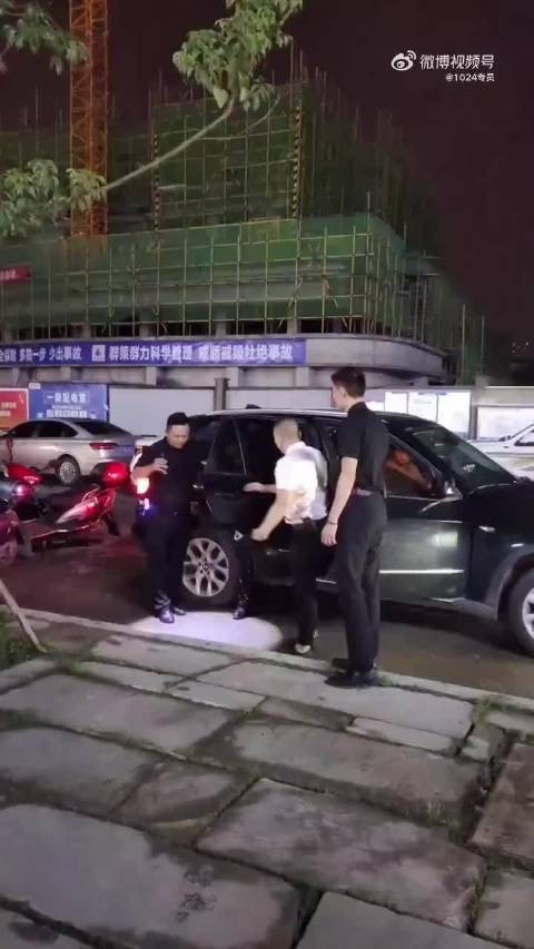 现场粉丝热情互动，气氛热烈