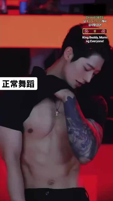 练习生展示自己的健身成果 看来教练很是满意啊!