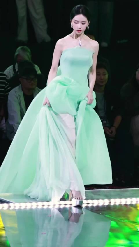 从来没想到这个颜色衣服能这么好看，陈都灵温润如玉具像化了
