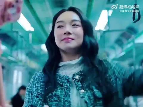 女孩不小心抓了一下地铁扶手,结果手上就粘满粘糊糊的老痰…诡异列车