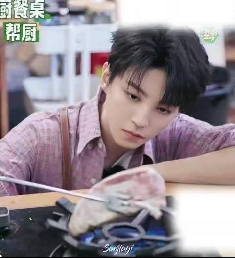 王俊凯手指好多创可贴,怕姜妍内疚说没划伤