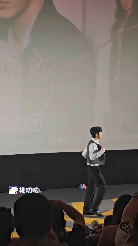 栾总脱衣好帅啊!但咋跳舞跳害羞了呢