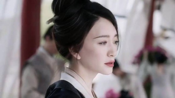 李小冉反问粉丝我是美女吗，自称性格比较好