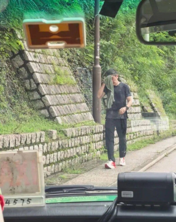 香港资深男星方中信近况曝光,一身黑衣郊区暴汗做运动,身材几十年不变