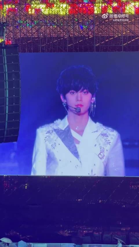 左航今天徐州演唱会开场大屏 撕漫男即视感，完全天神降临帅成啥了