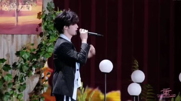 苏新皓摘左耳返清唱自作曲,红海中对粉丝说我爱你们