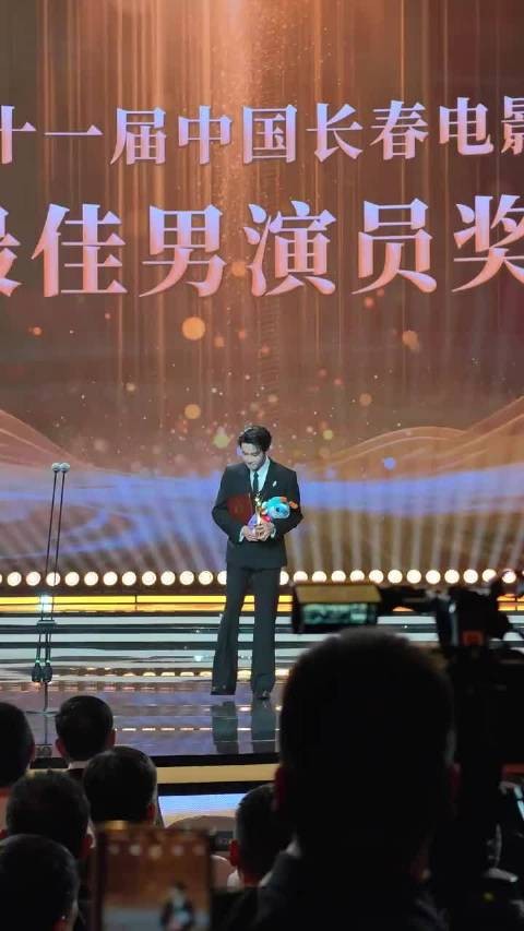 恭喜檀健次获得影帝!今晚双黄蛋,蒋奇明未到场,檀健次好稳啊!