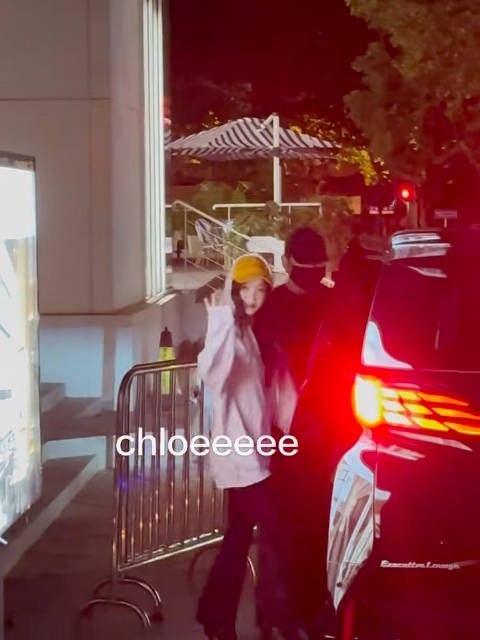 虞书欣签售会下班果然去快闪店打卡了!这一身也好好看!chloeeeee