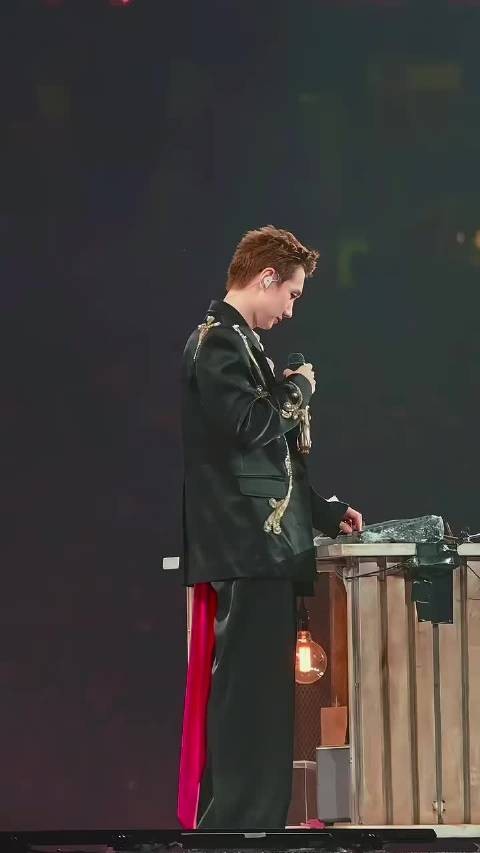 汪苏泷12秒耍帅失败,尴尬自嘲引笑