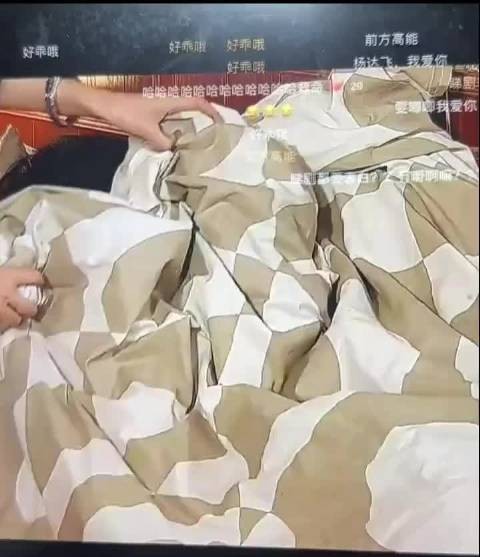 黄子华剧中叫佘诗曼剪指甲,网友翻出旧作