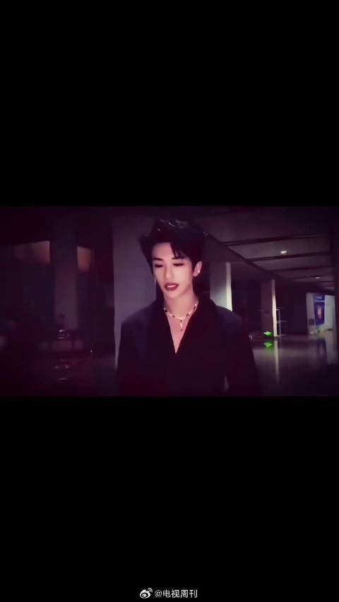黄子弘凡惊现伦敦合伙人,不抢风头存在感强