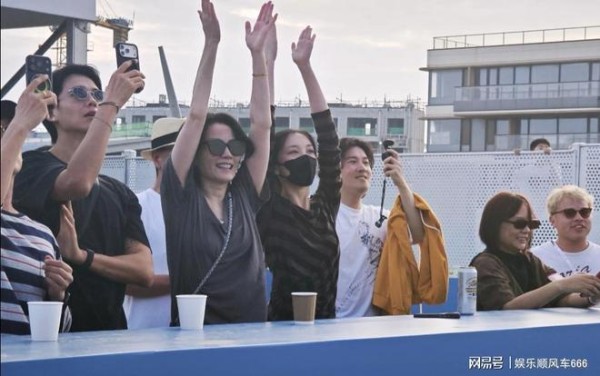 窦靖童演出王菲李嫣到场,天后“不要拍了看演出吧!”