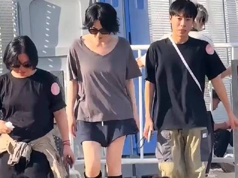 王菲带李嫣看窦靖童演出,素颜露面身材纤瘦