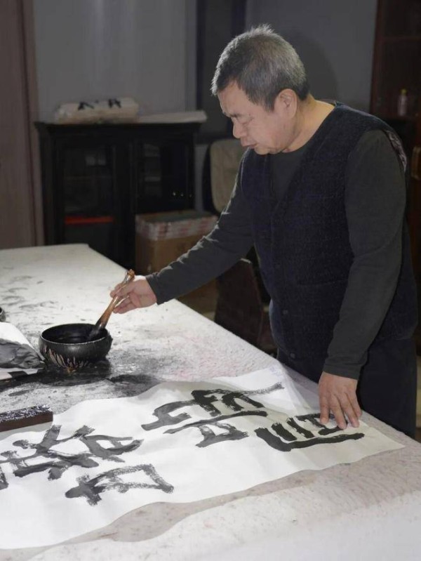 成忠臣：从传统到现代的跨界艺术巨匠