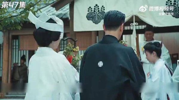 “婚礼现场闯进一匹烈马，就在这时女人发现了丈夫的不对劲”