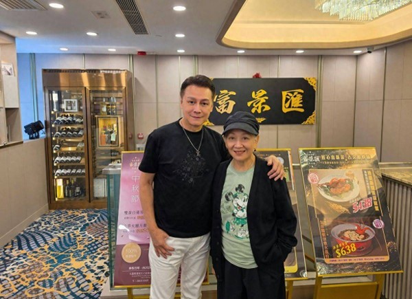 亚视经典“母子”档39年后再同框,一个成影后一个变餐饮老板